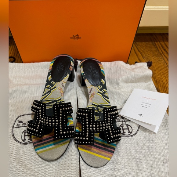 Authentic Hermes oasis sandal kitten heel black stud 37 like new with box - Picture 3 of 8